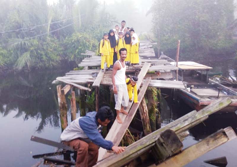 Jembatan Ambruk, Warga Tak Bisa Melintas 