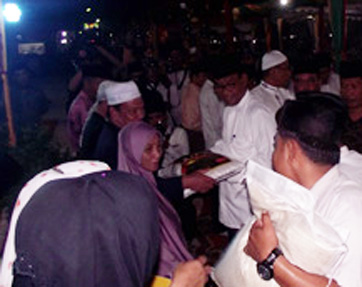 Bupati Rohil Serahkan Bantuan untuk Anak Yatim