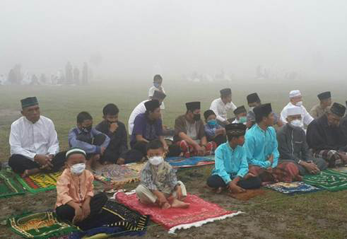 Memprihatinkan, Warga Pekanbaru Salat Id di Tengah Asap 
