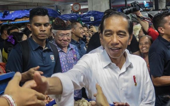 Seruan Baju Putih dan Upaya Jokowi Merebut Suara Muslim 