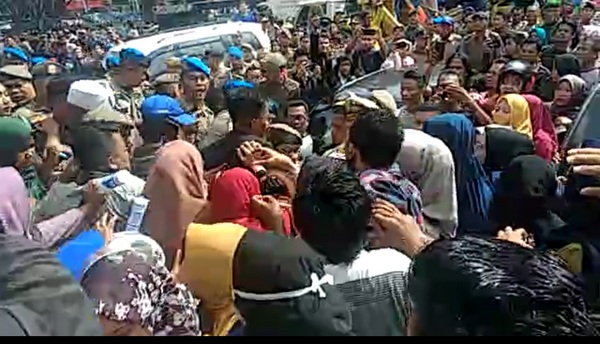 Satpol PP Vs Pedagang Bentrok di Pasar Sukaramai