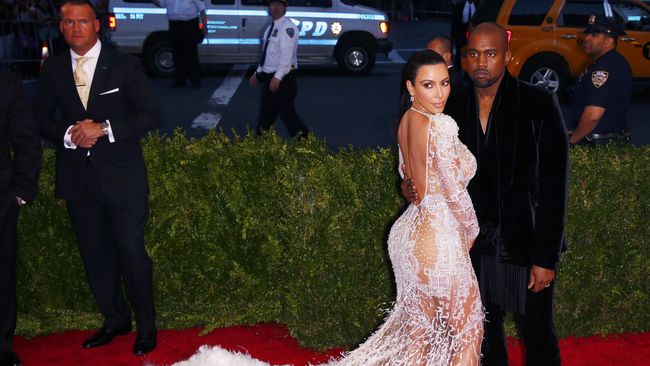 Foto Seksi Kim Kardashian Dikecam Pemerhati Kulit Hitam 