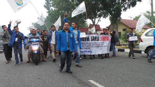 Warga Pekanbaru Gelar Aksi Pengumpulan Koin untuk Biaya Tiket Jokowi ke Riau 