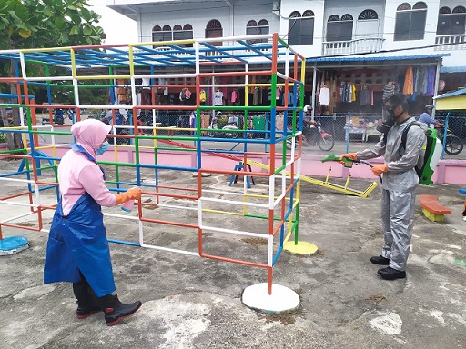 Antisipasi Penyebaran Covid19, Polres Kepulauan Meranti dan Bhayangkari Semprot Cairan Disinfektan.
