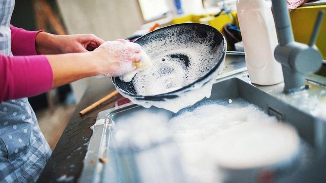 Studi: Mencuci Piring Bisa Jadi Pelepas Stres 