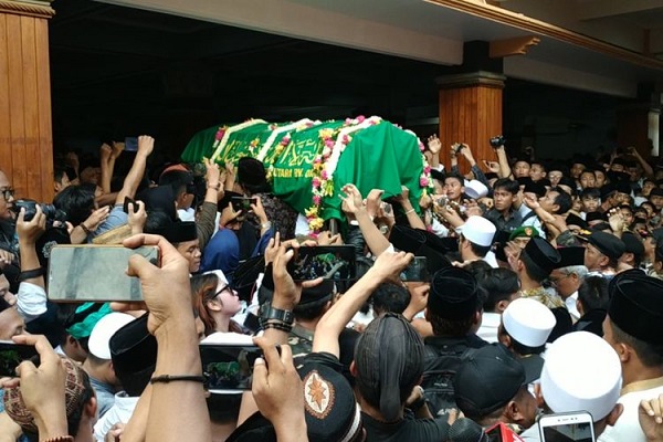 Tokoh NU KH Salahuddin Wahid Wafat Ribuan Pelayat Antar Jenazah Gus Sholah