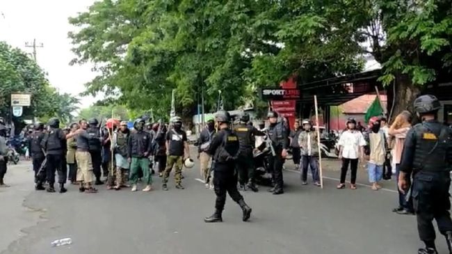 Massa FUIS Saling Lempar Batu dengan Banser NU di Solo