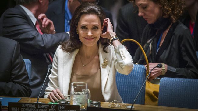 Angelina Jolie Kini Menyandang Sebutan Profesor