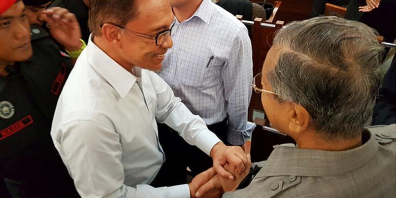 Setelah 18 Tahun, Mahathir dan Anwar Ibrahim Berjabat Tangan Lagi
