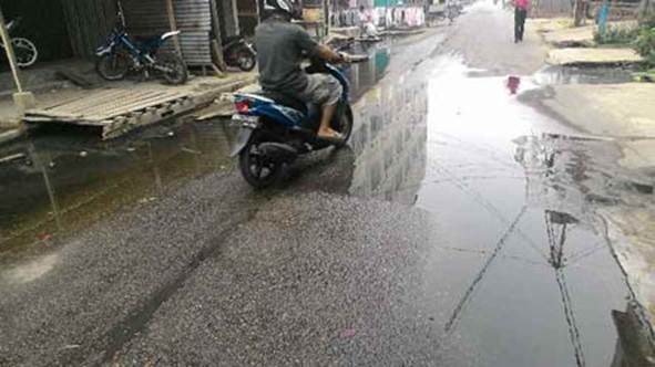 Air Melimpah ke Jalan, Warga Minta Instansi Terkait Benahi Saluran Drainase Kota Tembilahan 