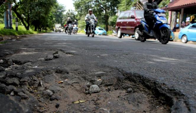 Warga Keluhkan Jalan Rusak Belum Diperbaiki