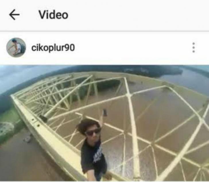 Selfie di Puncak Jembatan Teluk Masjid-Siak Mengundang Reaksi Netizen