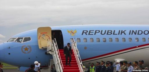 Pesawat Jokowi Dihadang Kabut Asap 