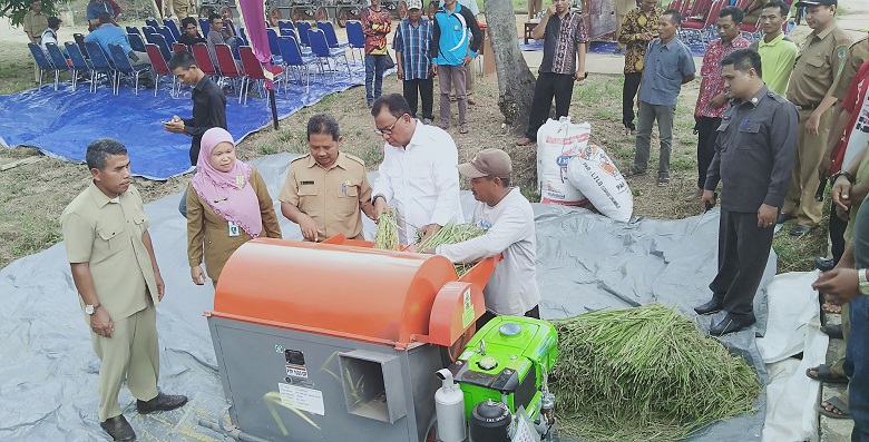 Bupati Rohil Serahkan 10 Unit Alsintan Bantuan Pusat