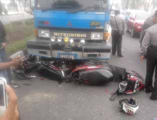 Jalanan Padat karena Demo, Truk Tangki Tabrak Pemotor 