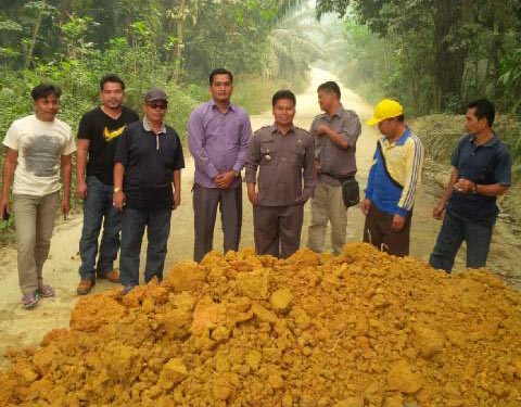 Warga Empat Desa di Pelalawan Blokir Jalan Akses PT Serikat Putra