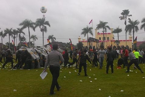 Polisi Latihan Tangani Rusuh Pilkada Siak