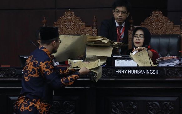 Persoalkan Berkas, Tim Jokowi Minta MK Tolak Gugatan Prabowo