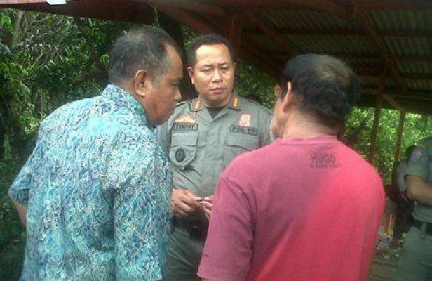 Satpol PP Tertibkan Warung Liar di Simpang 4 Jalan Seminai Pematan 