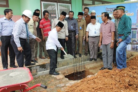 Ketua Pembina YLPK Letakkan Batu Pertama Pembangunan Masjid Qowariro STIE Bangkinang