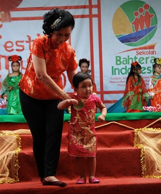 Bergaya Bak Model, Balita Tionghoa Ramaikan Cap Go Meh di Pasuruan