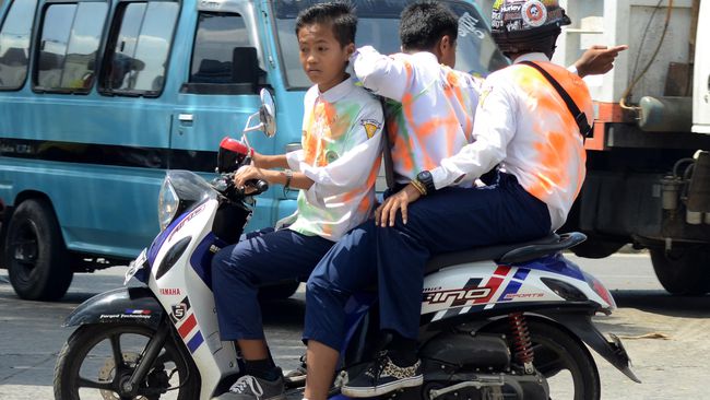Taktik Usang Polisi Didik Remaja Tertib Lalu Lintas