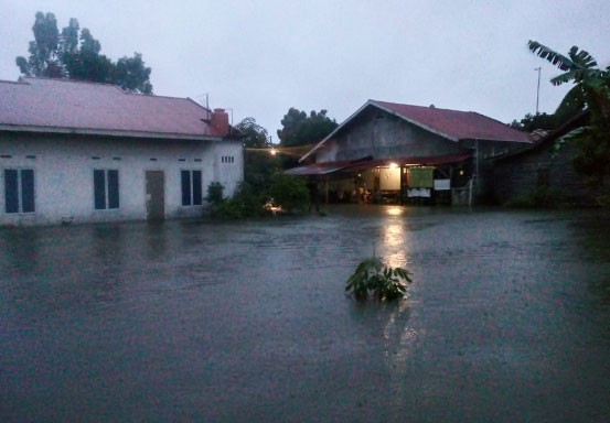 Rumah Terendam Banjir, Warga Sialang Munggu Diungsikan ke Musala