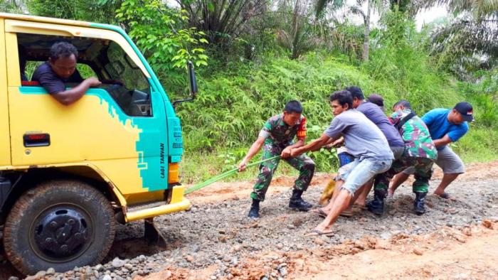 TNI dan Warga Perbaiki Bersama Jalan Rusak