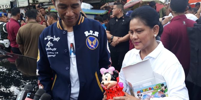 Ke Pasar Sentral Kendari, Jokowi Belanja Baju & Mainan Buat Jan Ethes-Sedah Mirah 