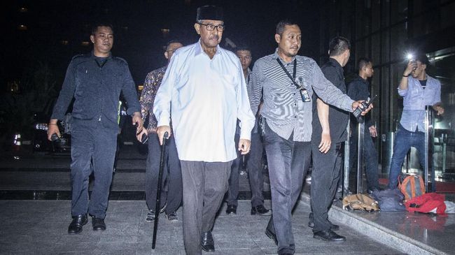 KPK Tahan Bupati Bandung Barat Abu Bakar 
