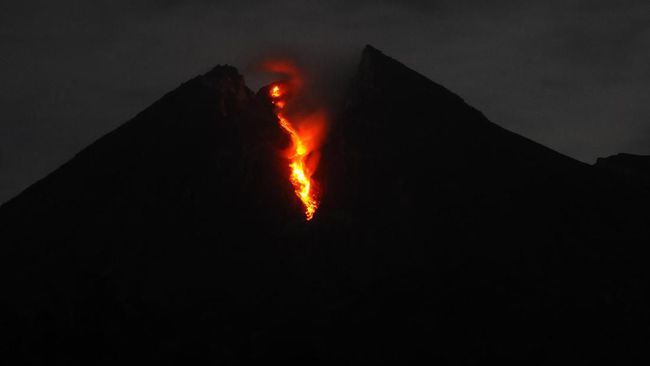 Gunung Merapi Luncurkan Lima Kali Guguran Lava