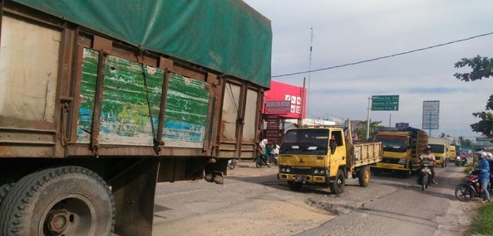 Kerusakan Jalan Garuda Sakti Membahayakan Pengendara
