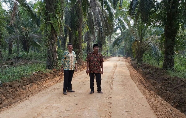 Disnakbun Rohul Kembali Bangun Jalan Produksi Pertanian di Empat Desa
