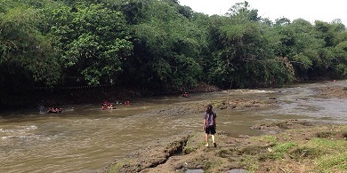 17 Agustus, Pengibaran Bendera Merah Putih di Sungai Ciliwung