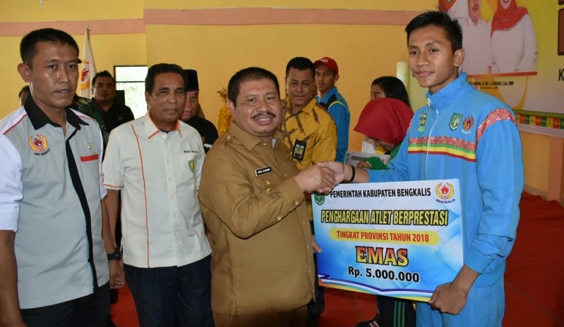 Serahkan bonus atlet, Ini pesan Bupati Bengkalis