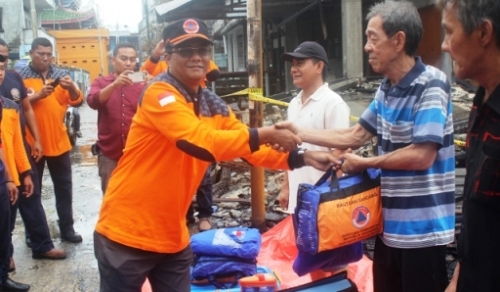 BPBD Meranti Serahkan Sejumlah Bantuan ke Korban Kebakaran 