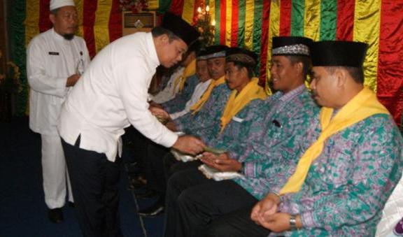 DENGAN ACARA TEPUK TEPUNG TAWAR Pj Walikota Lepas 280 CJH Kota Dumai