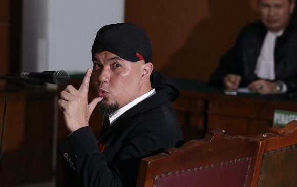 Tenteng Kantong Plastik, Mulan Jenguk Dhani di Rutan Madaeng
