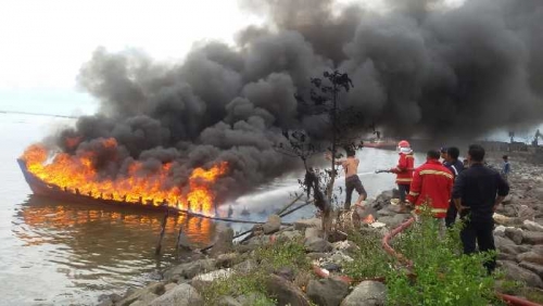 Kapal Pompong Terbakar di Dermaga D PT Pelindo 1 Dumai, 1 Orang Dilarikan ke Rumah Sakit