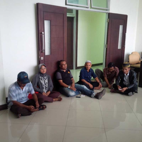 Perwakilan Masyarakat dari 2 Dusun Terlantar di Kantor Bupati