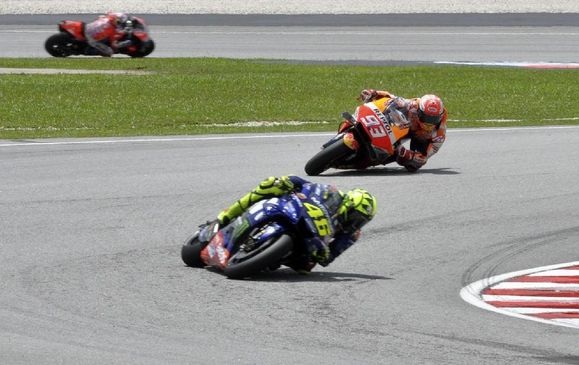 Berdamai, Rossi Jabat Tangan Marquez di MotoGP Argentina 