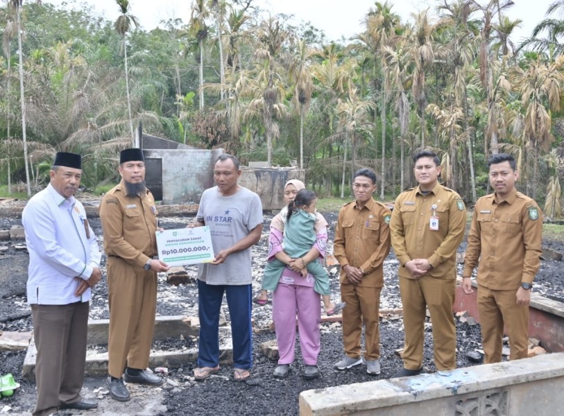 Wujud Nyata Kepedulian Pemkab Bengkalis: Asisten Andris Wasono Salurkan Bantuan Baznas bagi Korban Kebakaran 