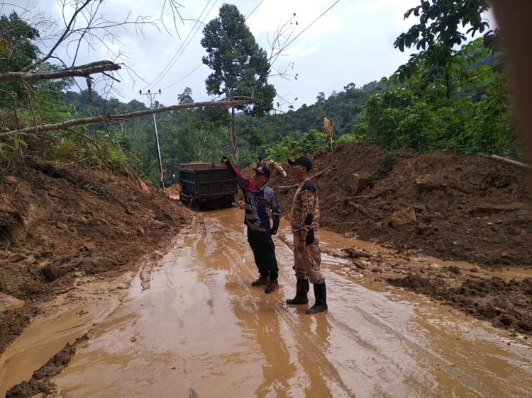 Longsor di Sijunjung, Jalur Sumbar-Jambi Terputus 