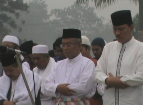 Di Tengah Kabut Asap, Ummat Muslim di Meranti Khusyuk Laksanakan Salat Idul Adha 