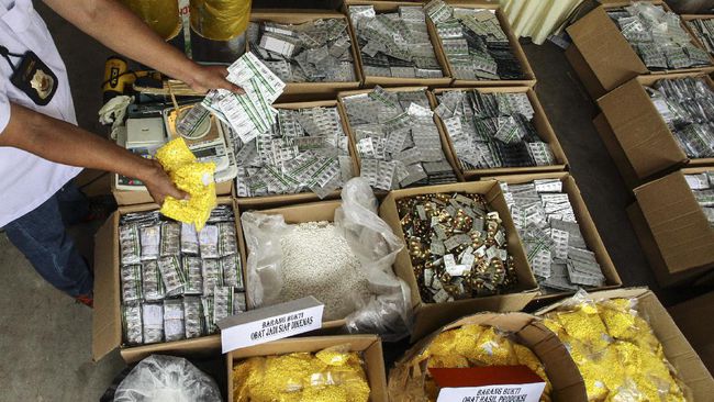 Polisi Gerebek Pabrik Obat dan Jamu Palsu di Cakung 