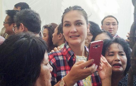 Para Artis yang Unggah Foto Hitam Usai Ahok Dipenjara