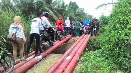 Enam Batang Tiang Listrik Terpaksa Dijadikan Warga Untuk Jembatan