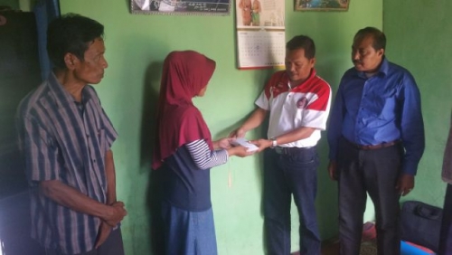 Keluarga Petugas Kebersihan di Kuansing Terima Santunan Rp19,5 Juta