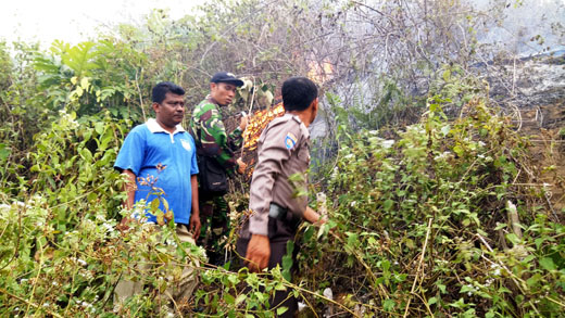 Puluhan Hektar Lahan di Desa Menaming-Rohul Masih Terbakar 