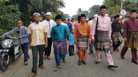 Ada Panjat Pinang di Potang Balimau Desa Kabun, Rohul